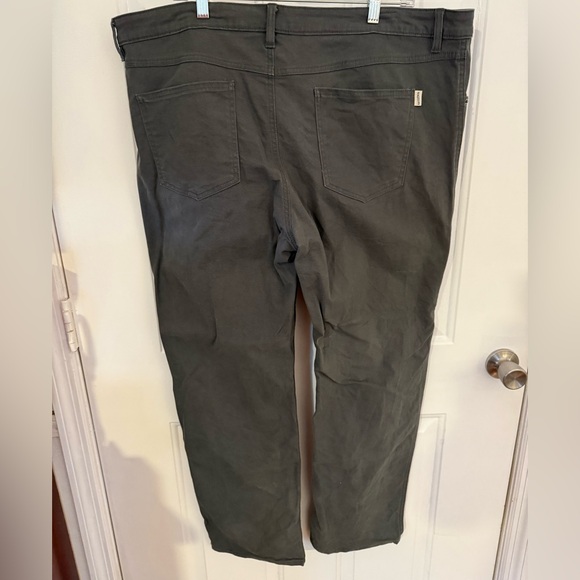 Men’s Magellan Outdoors Dark Gray Pants 40x32 Stain Release Chino - Picture 2 of 2